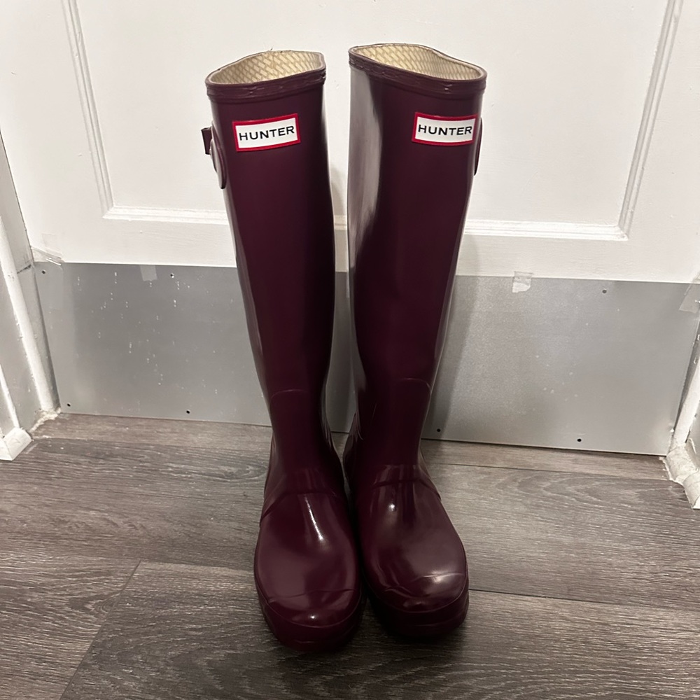 Hunter Boots Burgundy size 9w/8 men excellent condition and no tears or stains